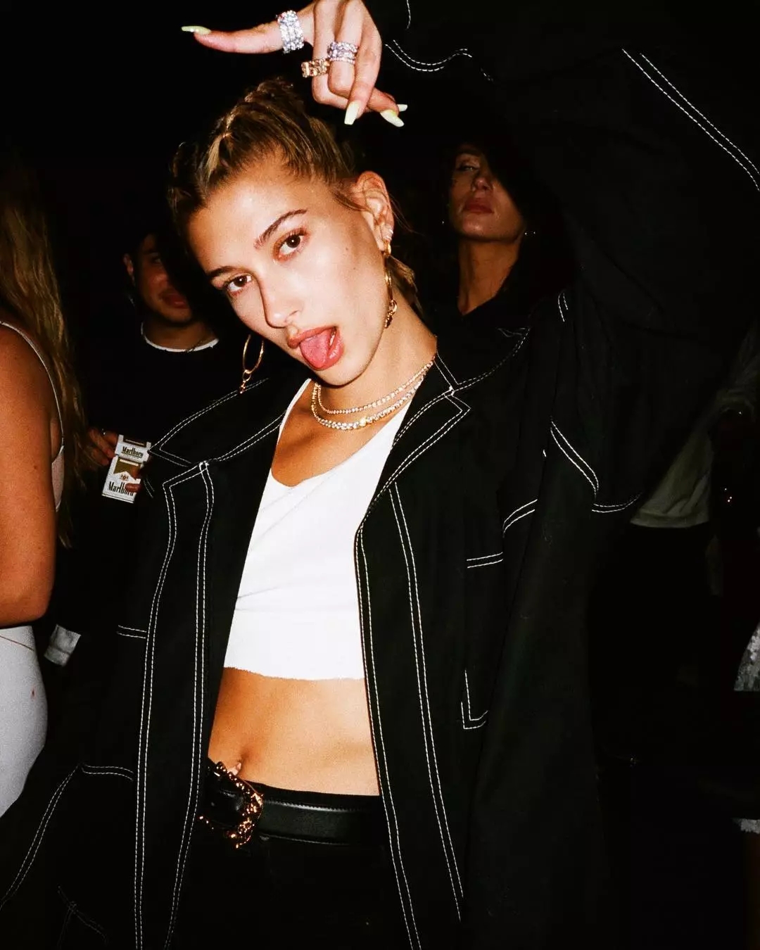 haileybieber秀戒指,justinbieber海莉钻戒