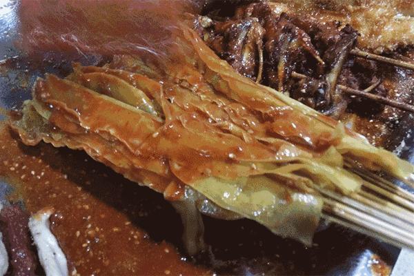 炸串刷“神酱”！路过不一定会进的小店，竟吃出了童年的味道！