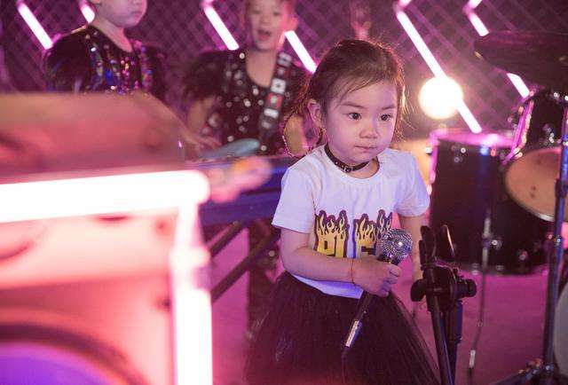 lucky李乐祺戚薇同款,lucky李乐祺与戚薇机场离别完整版