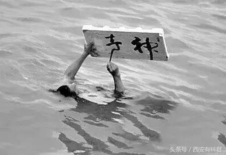 80多岁书法大师现场写字,这才是真正的书法大师倒着书写