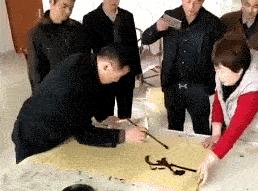 80多岁书法大师现场写字,这才是真正的书法大师倒着书写