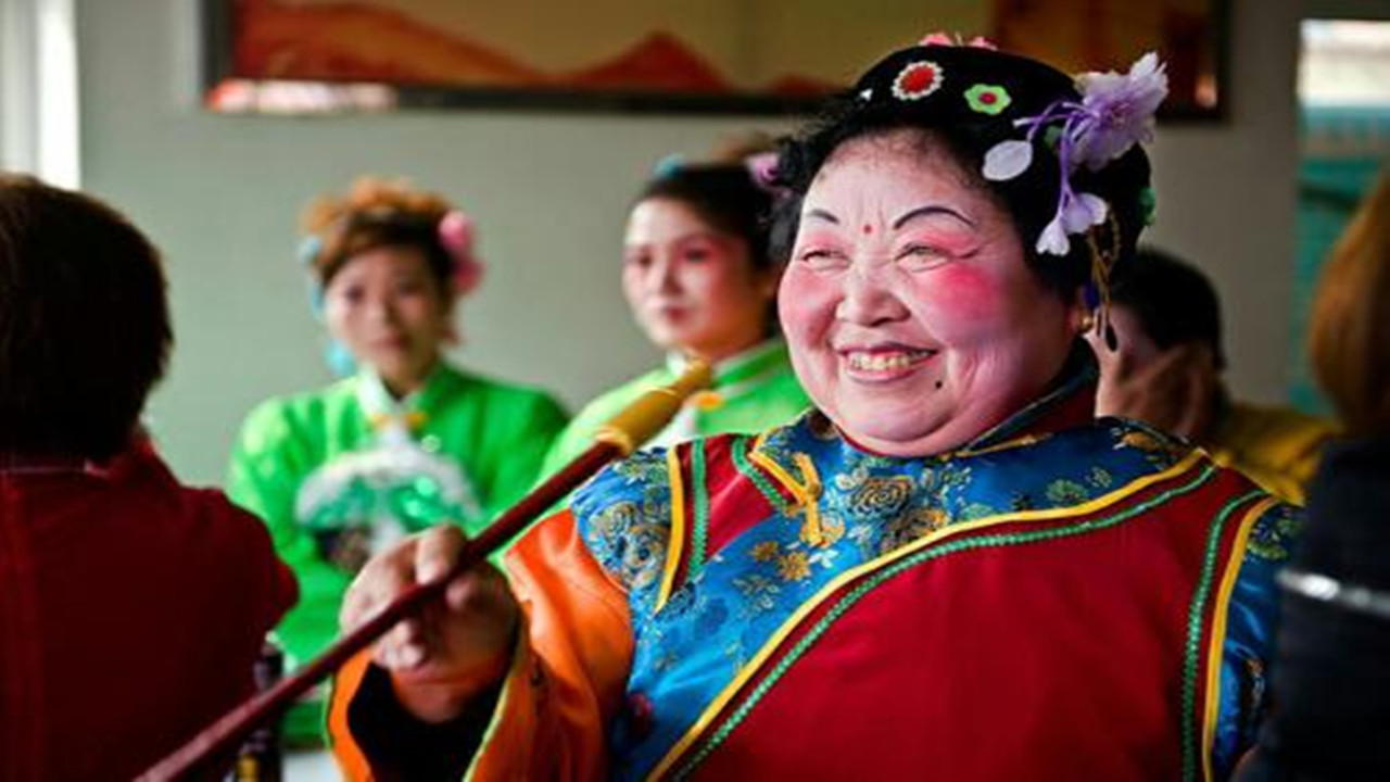 农村结婚收高价彩礼小伙被逼无奈,农村小伙为什么娶媳妇越来越难