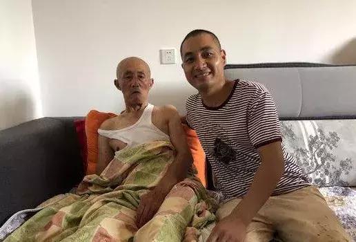 朋友圈戳中泪点的9组照片：当父母老得像个孩子……