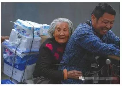 朋友圈戳中泪点的9组照片：当父母老得像个孩子……