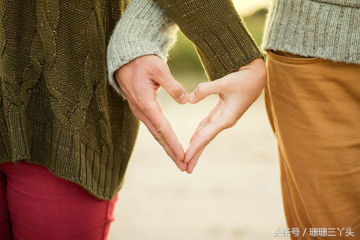 牵手旅行照片怎么拍,出门旅游情侣照怎么拍好看