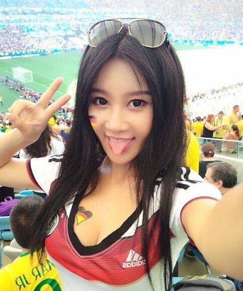 世界杯三代乳神胸夹手机，你更喜欢哪一个？