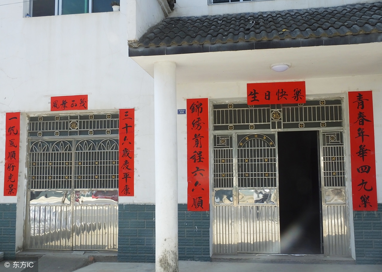 农村大门定乾坤,村口奶奶讲八卦