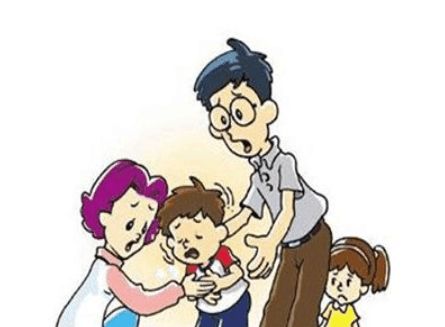 男孩肚皮可以吸住铁片，妈妈好奇问出了原因，立马送医院