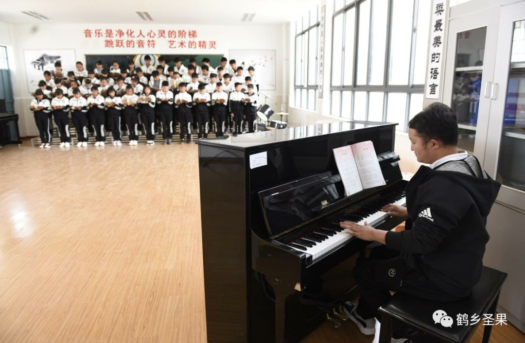 记者走访街头单车,共享单车的出镜记者