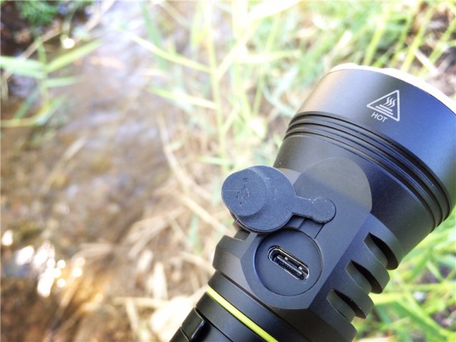 一射就是一大片，务本A214200流明直充强光手电实测