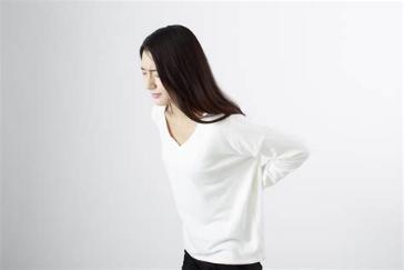 腰痛发出两种癌症信号,一直腰痛要警惕四种原因