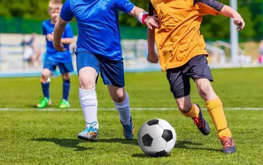 学生在学校踢球受伤谁负责,学生在学校跑摔伤算不算矛盾纠纷