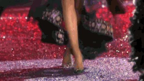 模特t台走秀跌倒视频,模特t台摔倒看着都疼