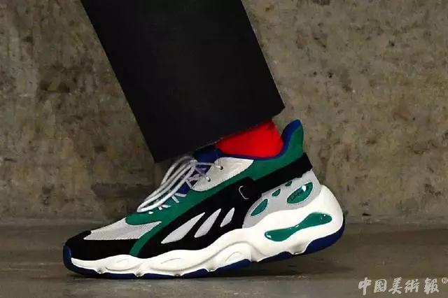 李宁拿大哥大短袖,2018年李宁纽约时装周