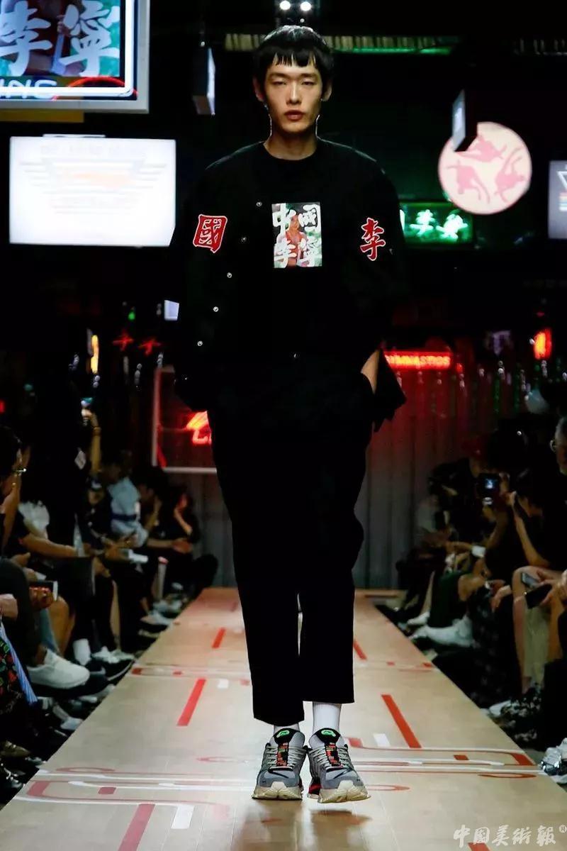 李宁拿大哥大短袖,2018年李宁纽约时装周