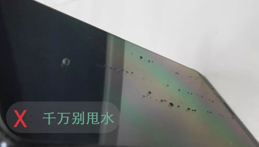 手机进水了怎么办把水震出来,手机进水了可以用吹风机吹吗