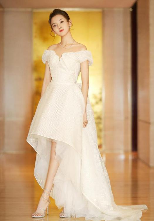 宋祖儿机场清纯甜美少女穿搭照片,宋祖儿最新穿衣打扮