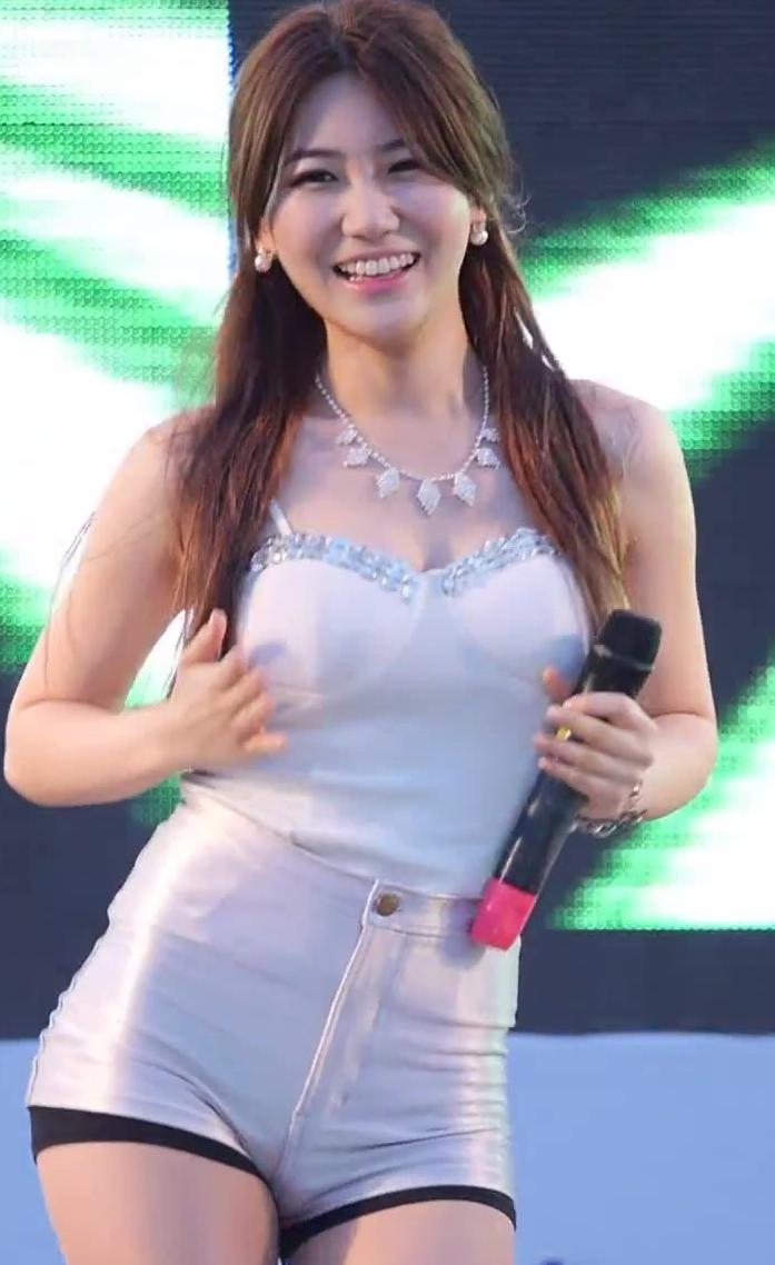 韩国美女热舞穿搭,韩国美女穿牛仔裤跳舞的搭配