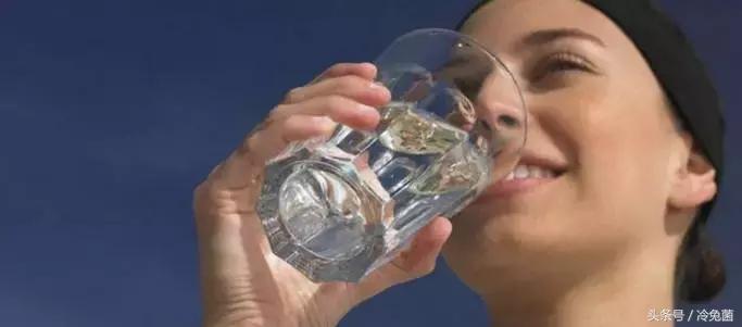 夏天脸部干燥起皮？这4件事一定要做好，让皮肤水嫩起来