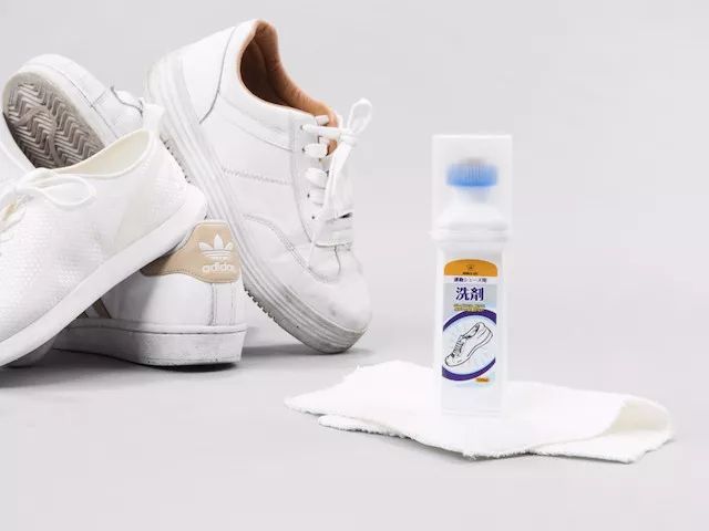 小白鞋脏了去超市买什么东西来擦,鞋子拼团小白鞋