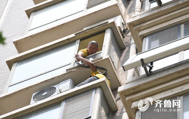 高温下的空调安装工用汗水送清凉,43度高温下安装空调