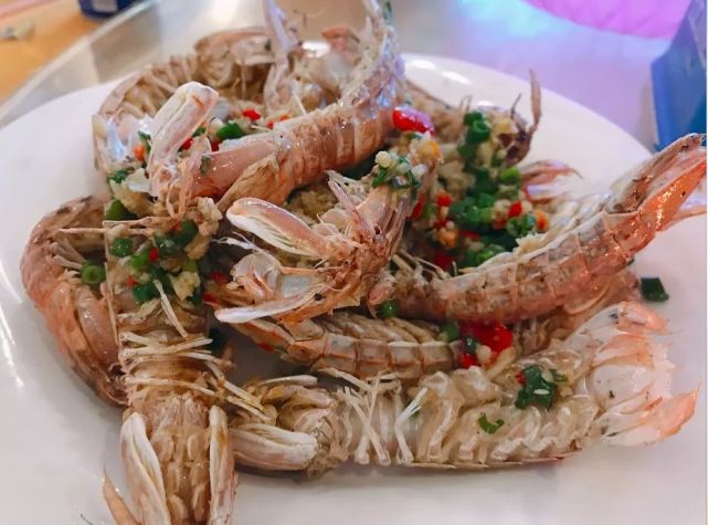 开着奥迪自驾的小姐姐,开着百万奥迪的小姐姐