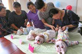 妈妈生二胎出来六岁女儿心疼大哭,18岁女孩妈妈生二胎