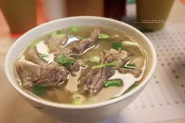 这家店老板脾气暴，服务差，顾客却天天排队，凭啥？