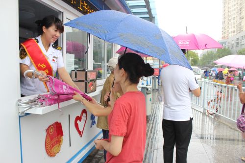 下雨天长途站500把爱心伞被借光火车北站及服务岗亭再增加200把
