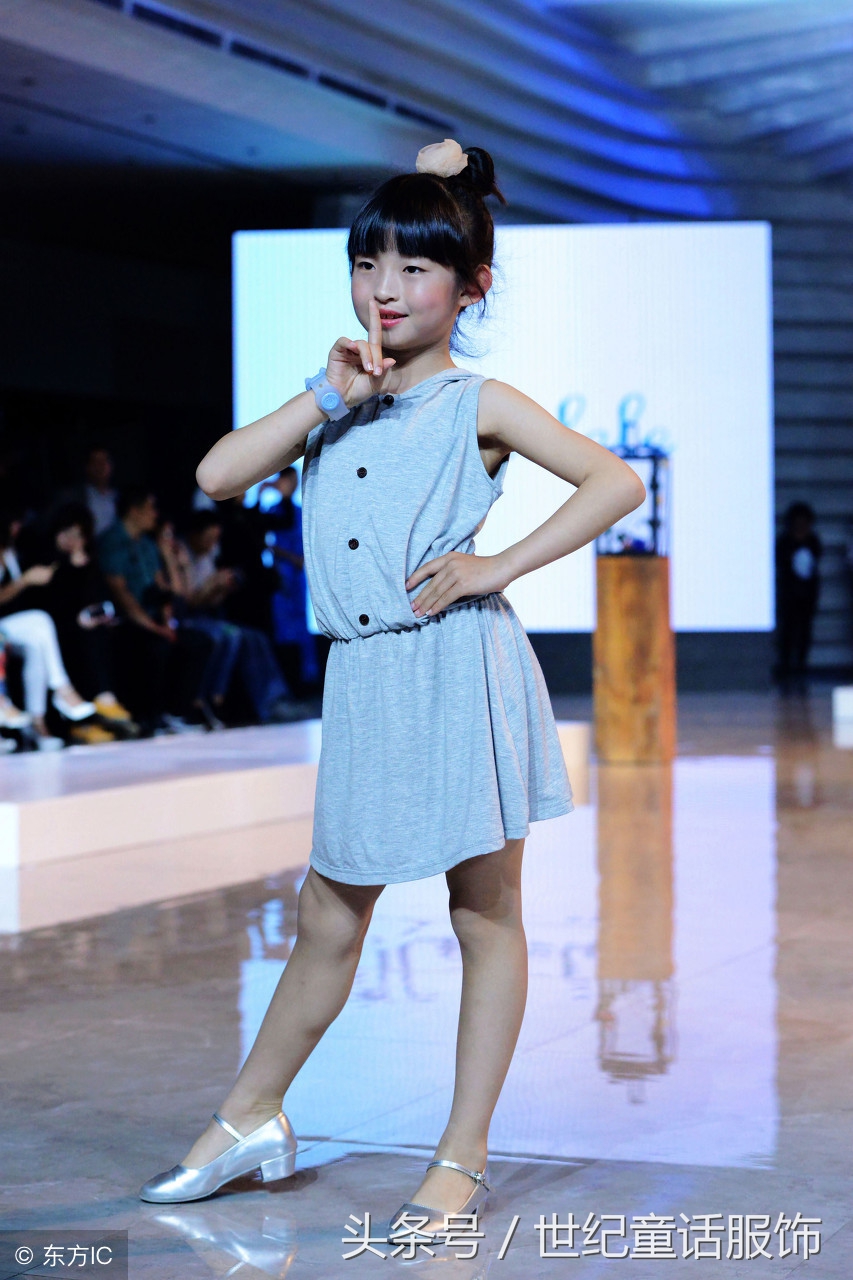 巴拉巴拉童装与班尼路童装哪个好,七彩摇篮和巴拉巴拉哪个童装更好