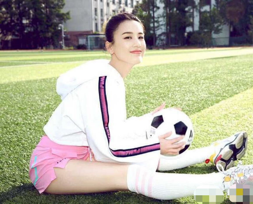 黄圣依变身足球宝贝图片,黄圣依关晓彤足球装