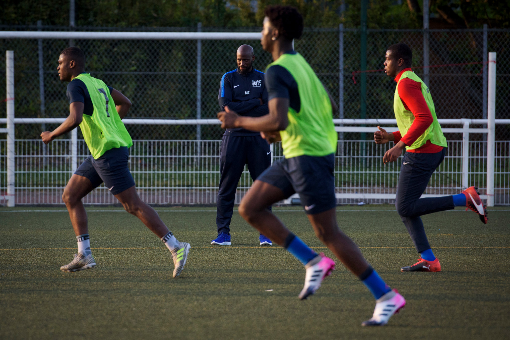 有机会去看看那些在巴黎郊外踢球的孩子们