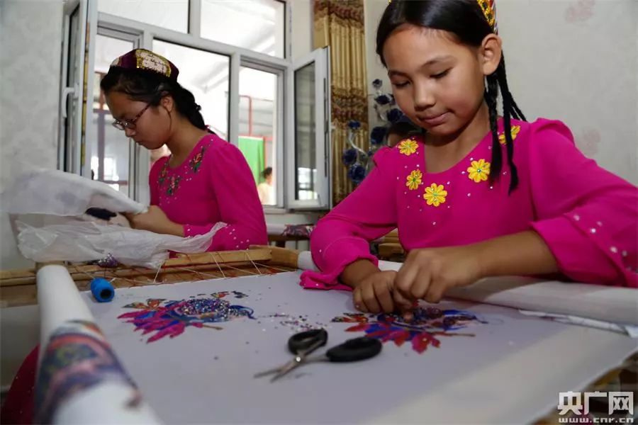 新疆哈密手工刺绣衣服,哈密维吾尔族刺绣教程