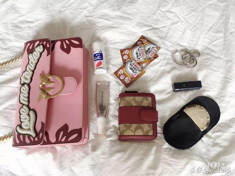 恨不得把喵塞包里!“扒光”四个姑娘的包包后,辣妈们流下了眼泪