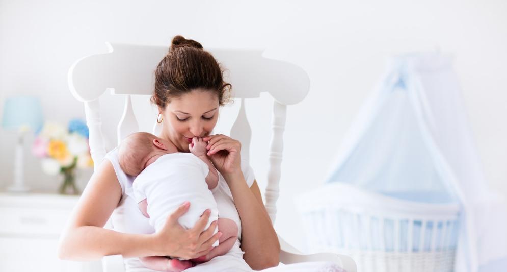 妈妈生完宝宝后坚持母乳喂养，宝宝却把乳头吸破，这几招帮你解决