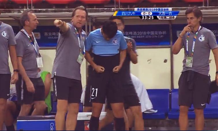 大连一方1人惊艳1人业余！“项链哥”升级2.0版，自己堵死国足路