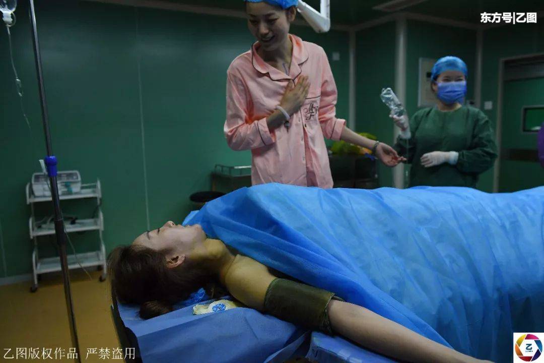 闂鸿湝涓や汉闅嗚兏,闂鸿湝鍚屾椂闅嗚兏