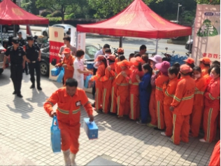 老百姓大药房为高温勇士撑起一把“清凉伞”