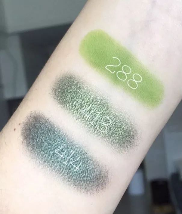 平价彩妆绿色眼影,绿色眼影怎么画好看