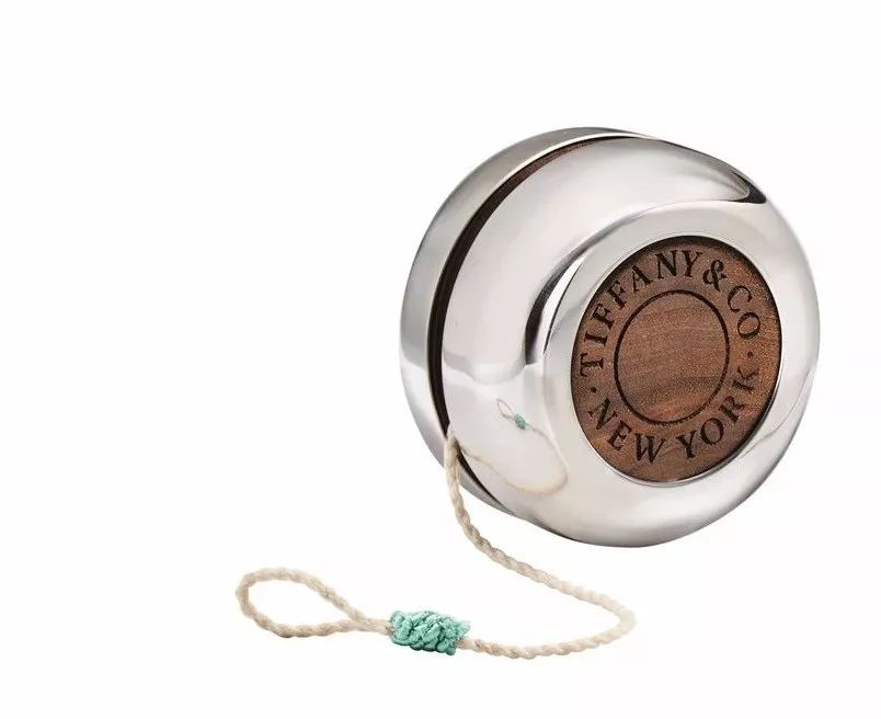 王菲戴的那个1500元回形针不算夸张，蒂芙尼180多年前就在卖镶钻金铅笔了！