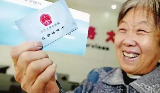 快告诉爸妈有一笔钱到账,贵港市养老金最低标准是多少钱