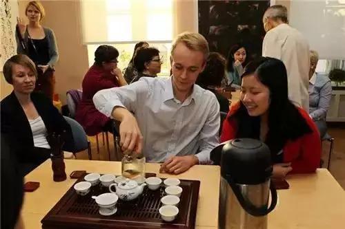 外国人在中国小商品做代购,最受欢迎的竟是5毛钱一包的辣条!