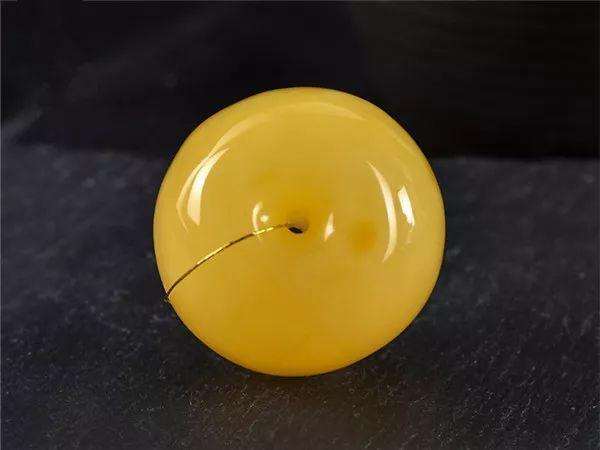 鉴别鸡油黄蜜蜡真假的最简单方法,鸡油红蜜蜡与鸡油黄蜜蜡哪种好