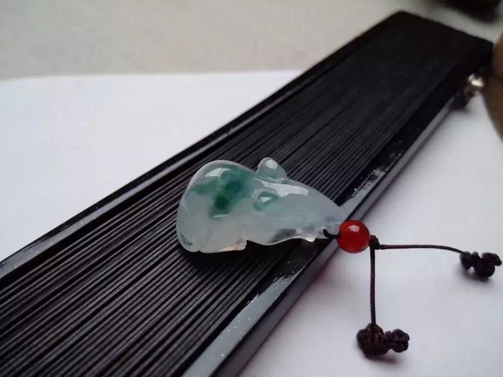 属鼠戴千手观音吊坠什么材质最好,属鼠2018年戴什么饰物