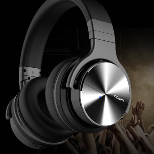 头戴式耳机带降噪和音频线,戴上耳机尽享音乐带给你无限旋律