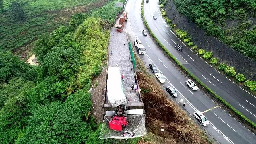 重型卡车冲出悬崖,卡车从悬崖下掉下来的救援视频