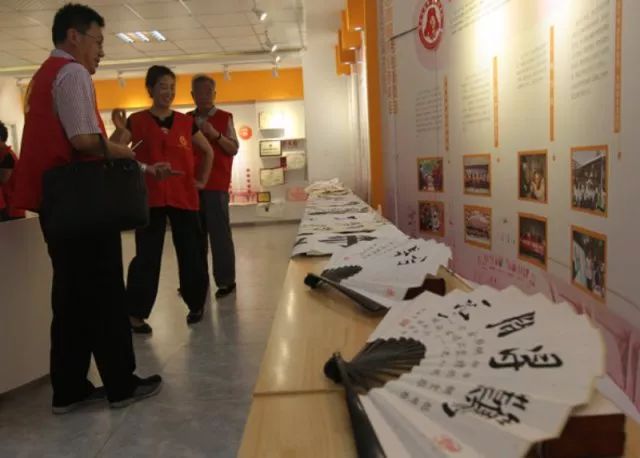 医保专家进社区服务,专家到身边老百姓看病真方便