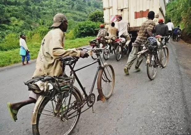 非洲黑哥爱用“二八大杠”运香蕉,时速60公里都不捏刹车
