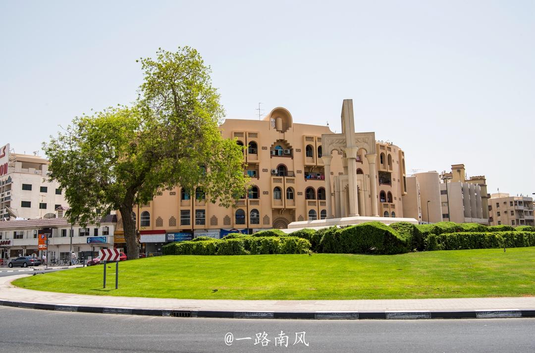 阿联酋温度奇高又缺水缺雨，曾被认为不适合居住，如今却成富豪国