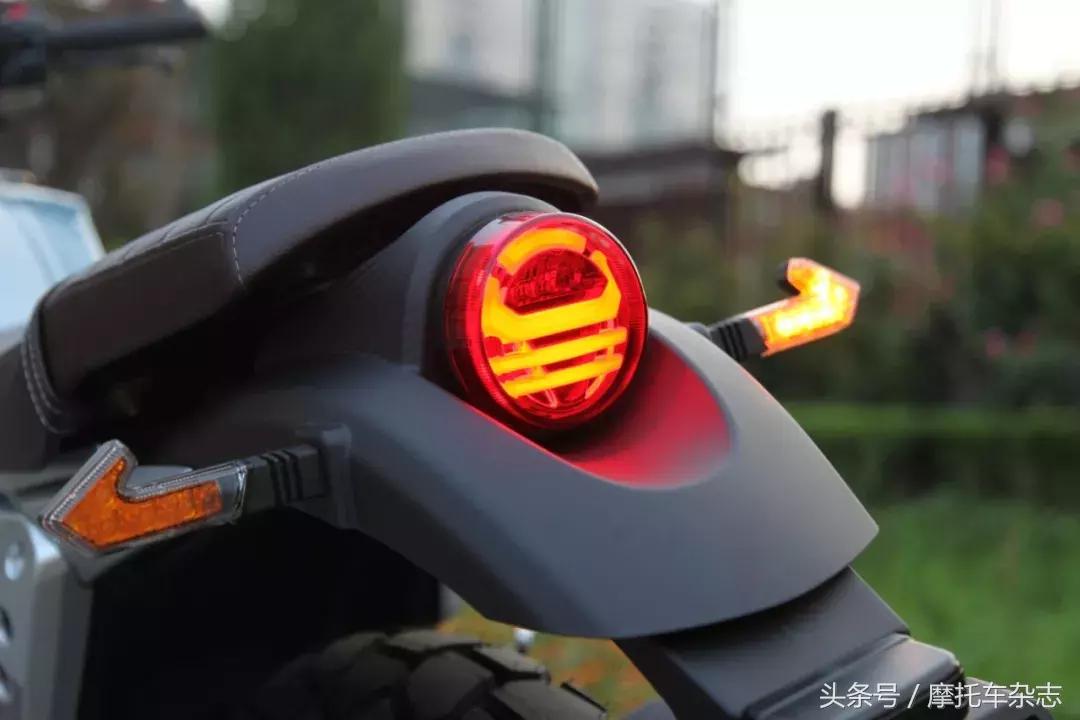 全车LED，仪表在油箱上，原厂钥匙竟然是开瓶器，力帆KPM200开箱